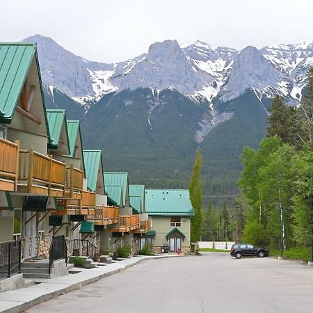 Banff Woods Lodge 캔모어 외부 사진