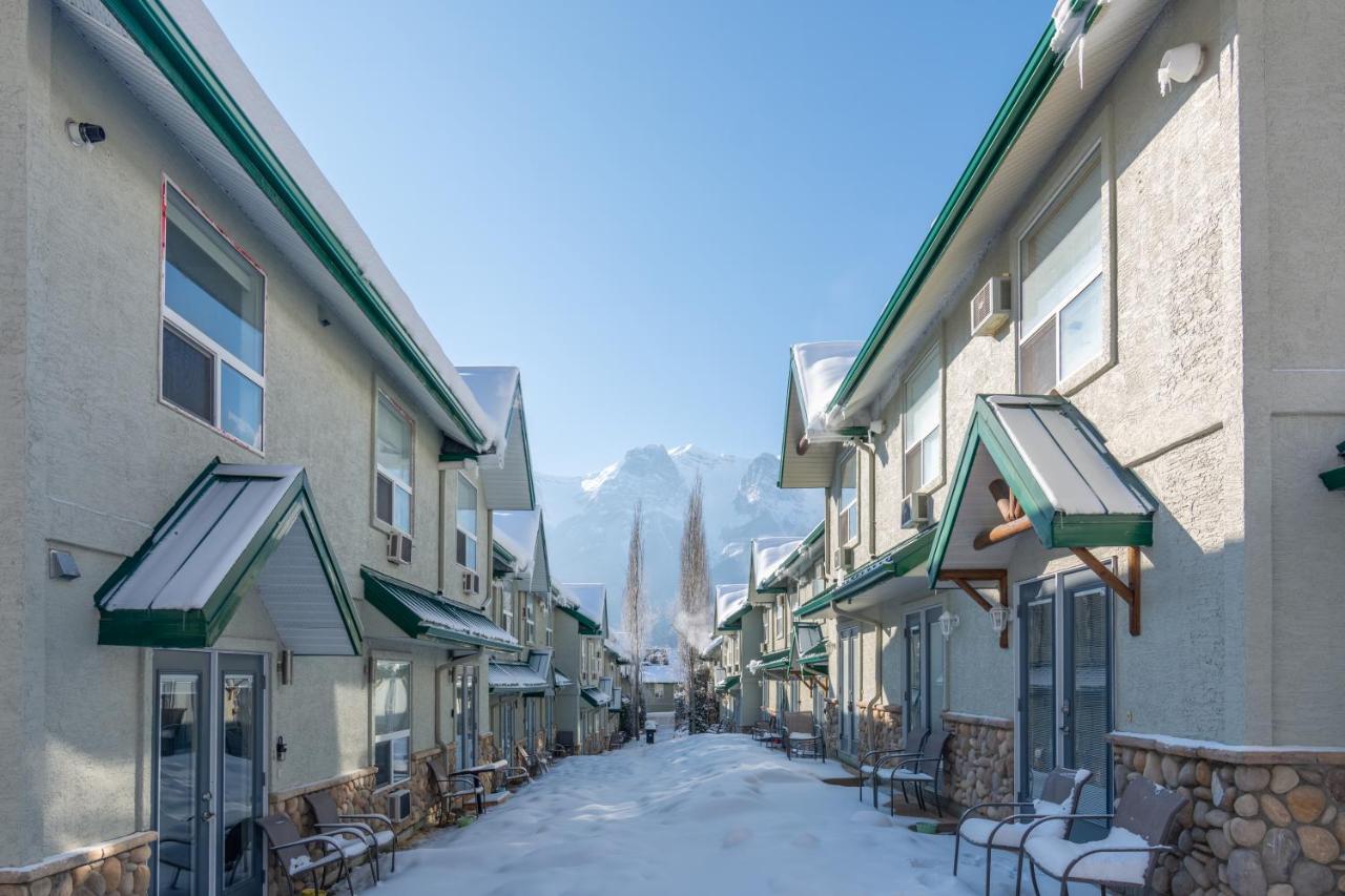 Banff Woods Lodge 캔모어 외부 사진