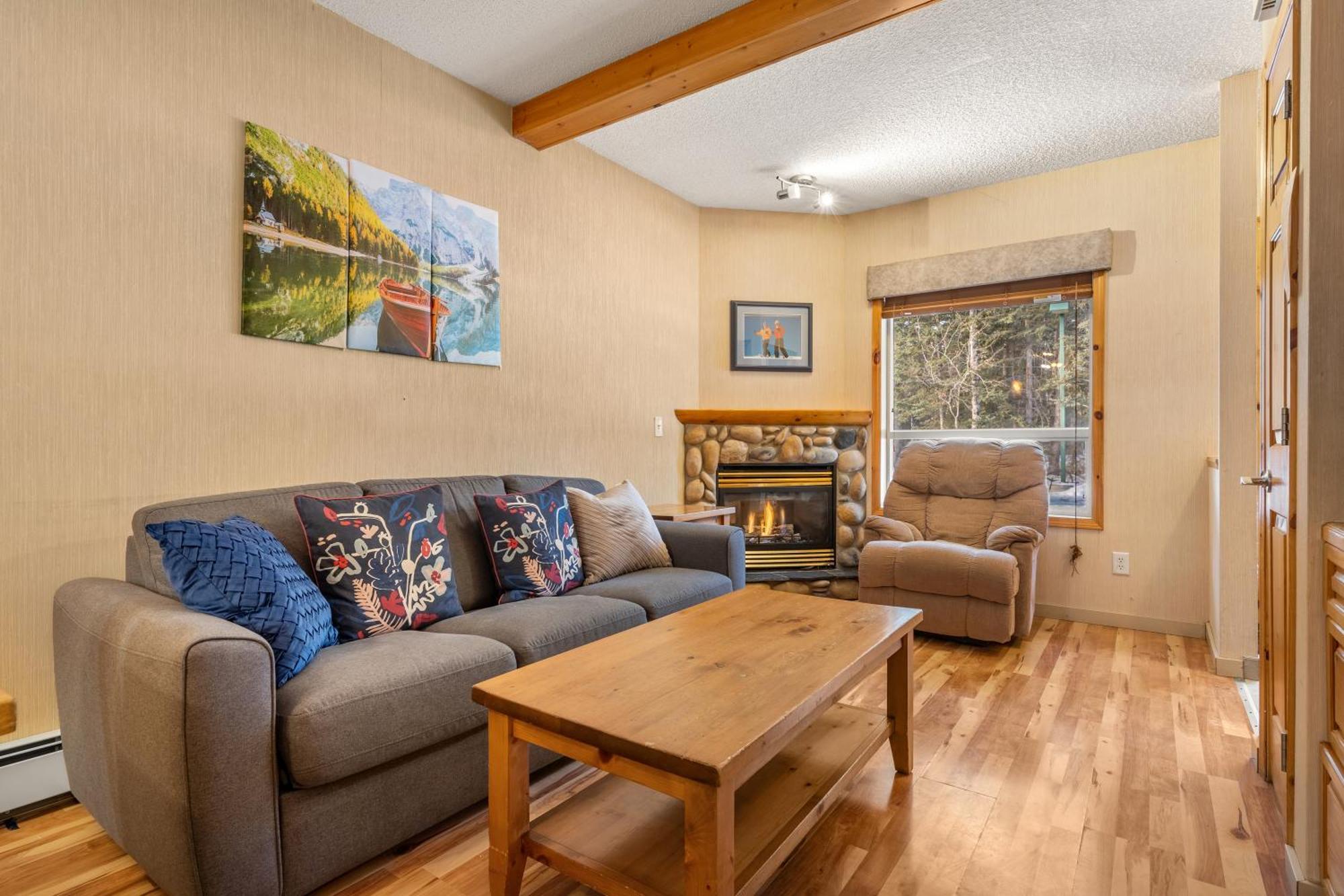 Banff Woods Lodge 캔모어 외부 사진